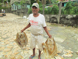 Guatemalan fisherman with air dried catch near Cosa Nostra Restaurant, Rio Dulce