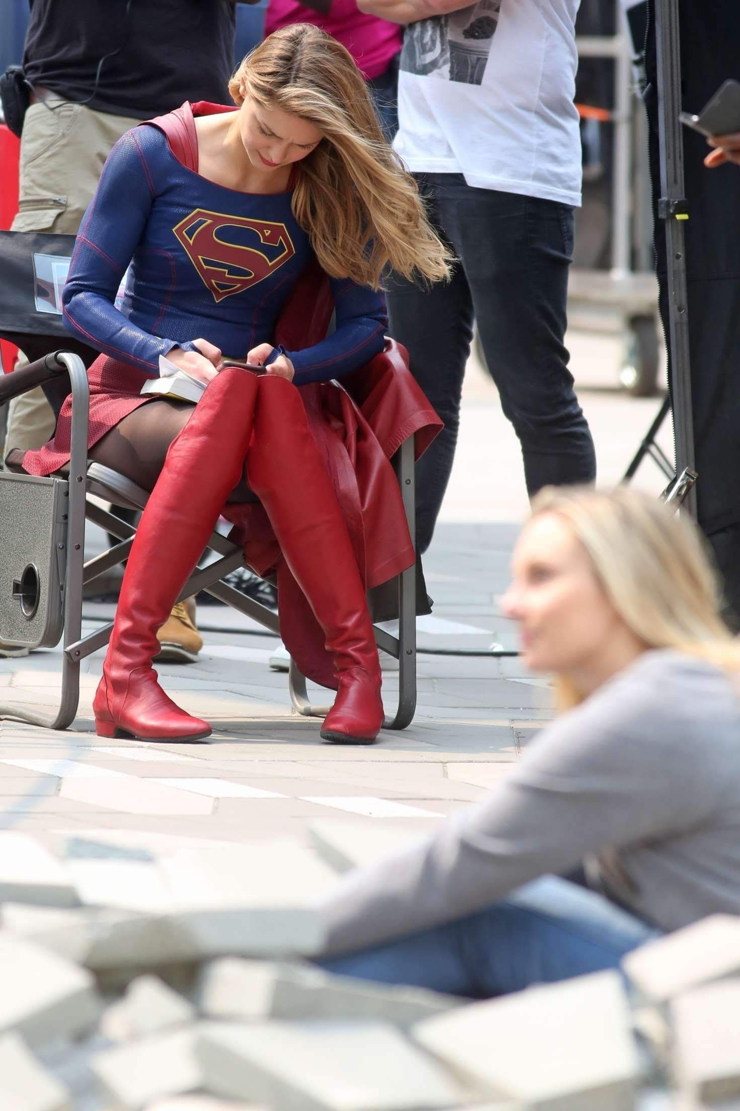 Melissa Benoist On The Set Of Supergirl スーパーガール シーズン4 の撮影の合い間のスーパーガールの メリッサ ベノイスト Cia Movie News