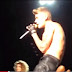 Justin Bieber abandona palco em SP após ser atingido por um objeto 