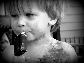 Schmutziges Kind isst Eis