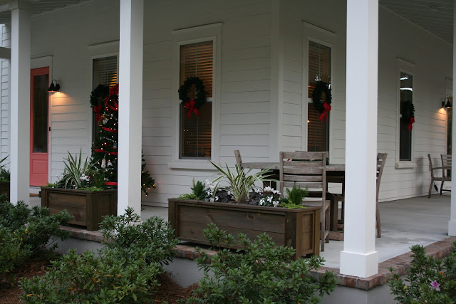 Simple classic cottage outdoor Christmas Decorations | The Lowcountry Lady