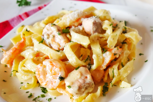 Pasta con salmón, langostinos y salsa Alfredo