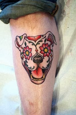tatuagem em homenagem ao cachorro criativas na perna