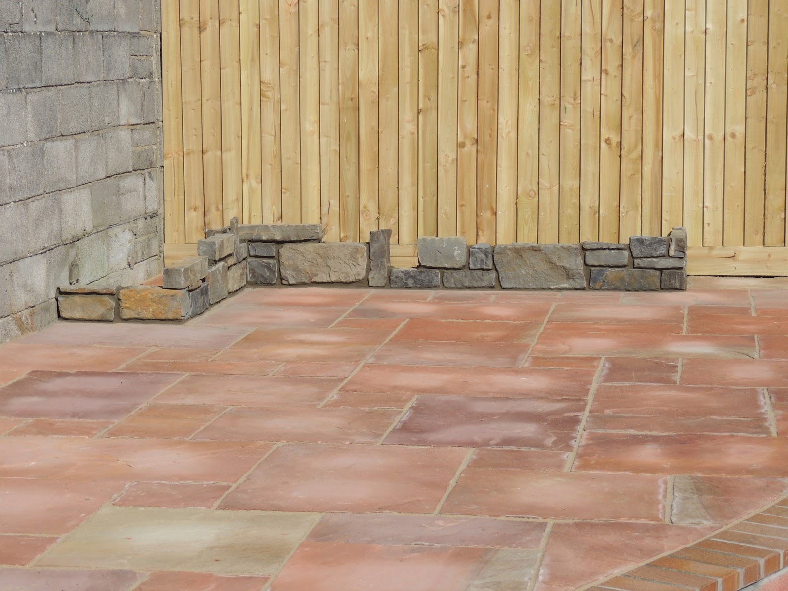 CWM LLYNFI BRICKLAYING Harvest natural slabs on curve wall with brick