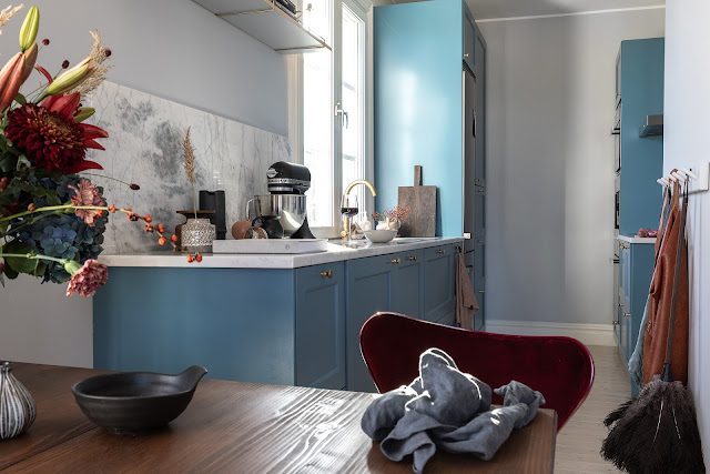 Дизайн-проекты. Голубой интерьер с красными акцентами в шведских апартаментах
