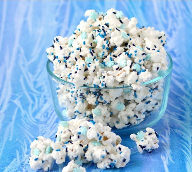 Winter Wonderland White Chocolate Popcorn #dessert #candy