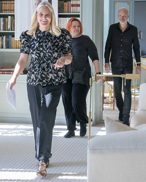 Crown Princess Mette-Marit invited the authors Siri Pettersen and Arne Svingen