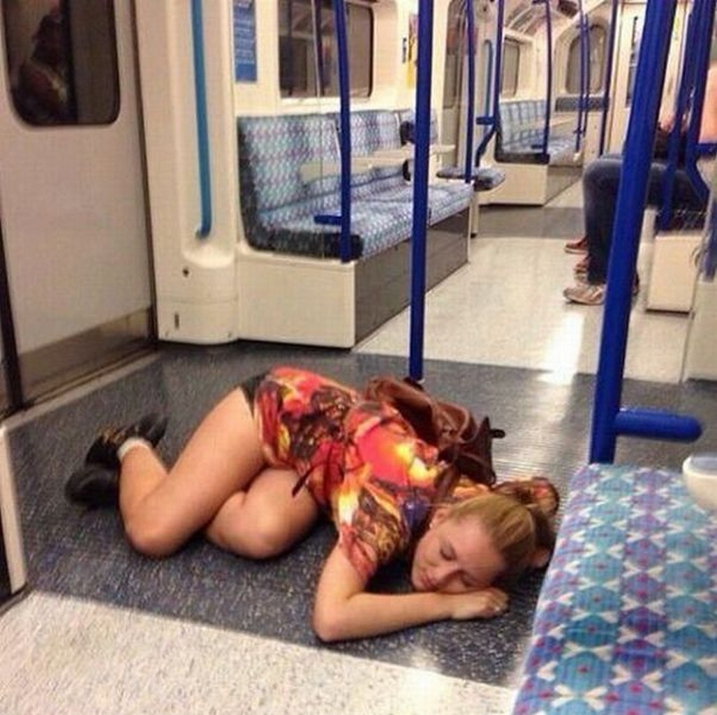 Пьяная в метро Пьяная метро