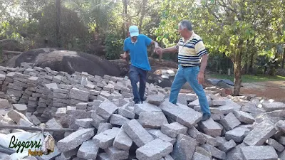 Bizzarri na pedreira garimpando pedras para as construções com pedras sendo o granito na cor avermelhada. Gosto de procurar tipos de pedras e cores diferentes, as folhetas de pedra, as pedras brutas, pedra paralelepípedo para fazer paredes de pedra, revestimento de pedra, muros de pedra, calçamento de pedra e piso de pedra.