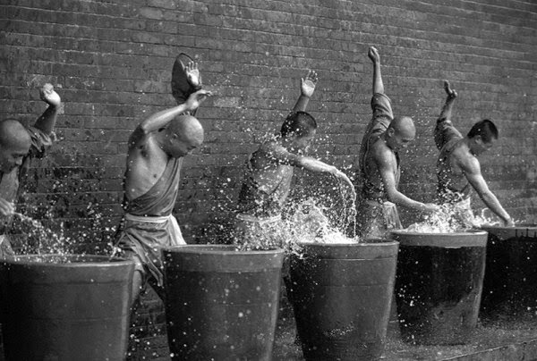 18 Pictures of Shaolin Monks Training