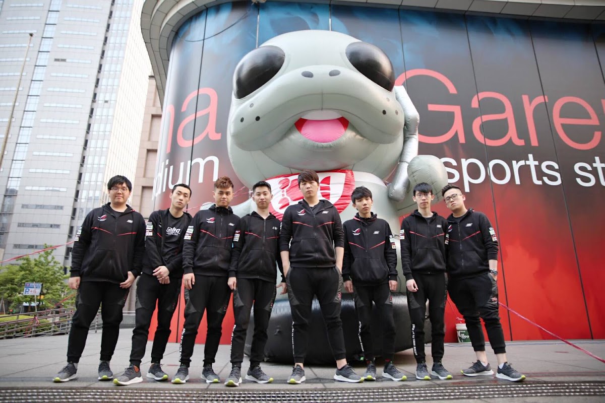 今日凌晨開始，台灣職業電競隊伍閃電狼的粉絲專頁就被喵星人占據了，除了大頭貼與封面照片換成了隊貓「歐熊」，更發出貼文與影片，通篇「喵喵喵」的也讓粉絲大讚好可愛。