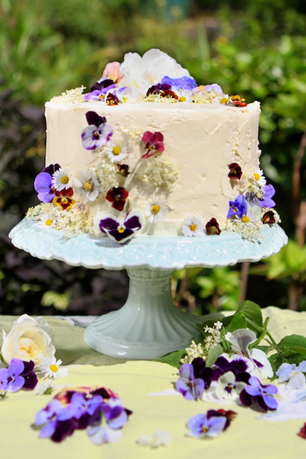 Amelie's House: Decorating cakes with real flowers