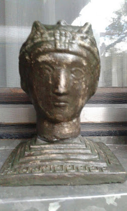 SUVENIR-figurica :  Carica Teodora,izrađena od jakog materijala,visine 13