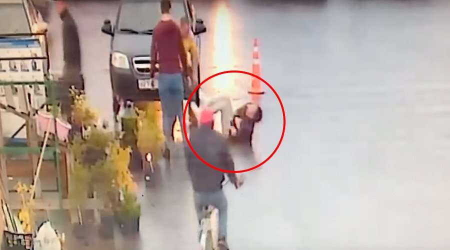 فيديو: لاحقه في الشارع.. زبون يقتل حلاقاً بضربه 3 مرات بسيخٍ في قلبه لأن التسريحة لم تعجبه !