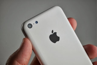 Fotos do suposto iPhone 5C, modelo de baixo custo da Apple, vazaram na web na última semana