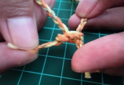 membuat ikatan simpul pada tali