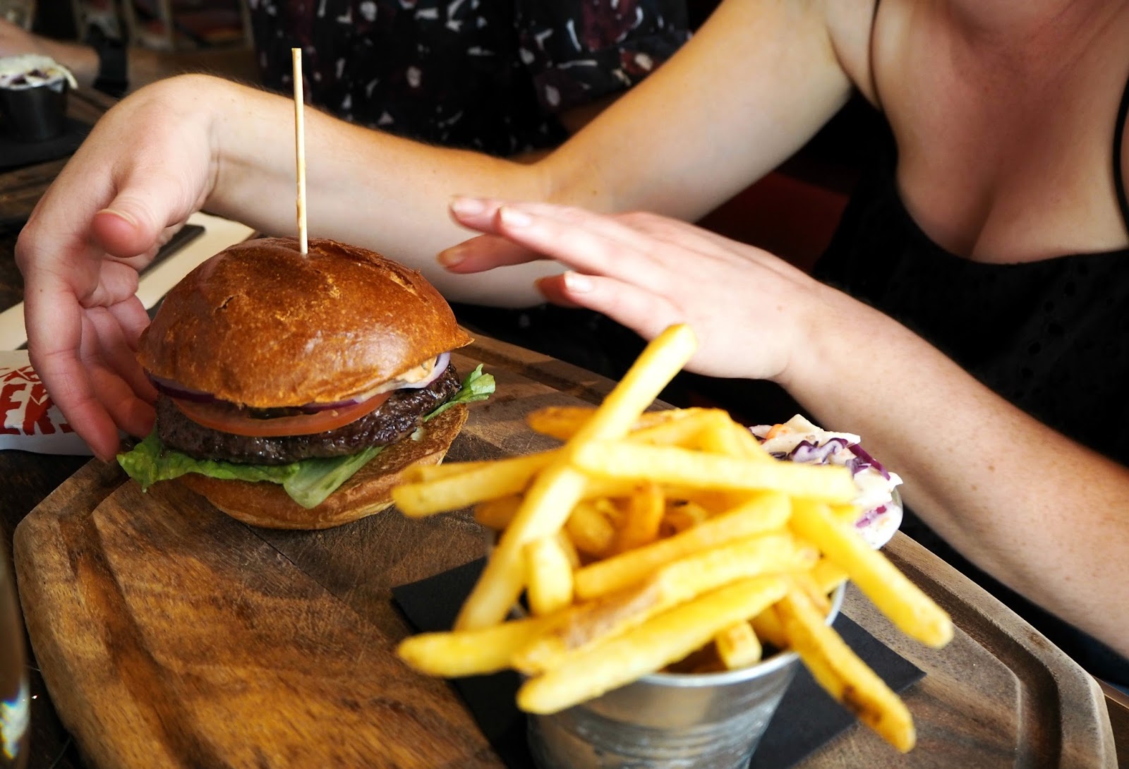 Sticky Fingers - Free Flowing Bubbles! Burger