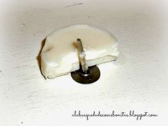 Velas hechas dentro de un limón