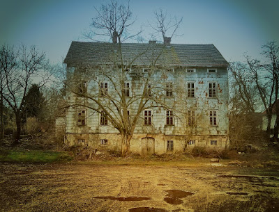https://pixabay.com/photos/abandoned-house-old-building-home-1780556/