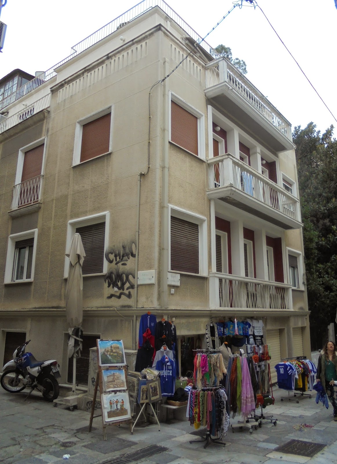 το νεοκλασικό κτίριο στην οδό Κυδαθηναίων 25 της Πλάκας