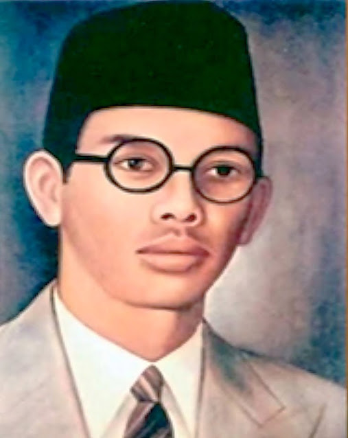 Biografi W.R. Soepratman   Lahir dan Masa Kecil  WR Soepratman atau Wage Rudolf Soepratman dilahirkan pada tanggal 9 Maret 1903 tepatnya hari Senin Wage, di Jatinegara Jakarta. Tapi ada pula versi yang menyebutkan kelahirannya adalah tanggal 19 Maret. Ia adalah anak dari seorang sersan di Batalyon VIII yang bernama Senen. WR Soepratman adalah tujuh bersaudara. Salah satu kakaknya yang juga ikut menorehkan sejarah kesuksesan beliau adalah Roekijem yang bersuamikan seorang Belanda yang bernama Willem van Eldik.  Ketika WR Soepratman berumur 11 tahun, ia ikut kakaknya Roekitjem yang berdomisili di Makassar. WR Soepratman kemudian disekolahkan oleh kakak iparnya. WR Soepratman kemudian mendalami bahasa Belanda selama 3 tahun yang kemudian berlanjut ke Normaalschool. Pada tahun 1923 yaitu ketika WR Soepratman telah menamatkan pendidikannya, ia lalu menjadi guru di Sekolah Angka 2. Pada tahun 1925, ijazah Klein Ambtenaar miliknya keluar. Setelah keluar dari guru di Sekolah Angka 2, WR Soepratman kemudian bekerja di sebuah perusahaan dagang yang di Ujung Pandang. WR Soepratman kemudian beralih profesi menjadi wartawan surat kabar Kaoem Moeda di Bandung yang kemudian berpindah ke surat kabar Sin Poo di Jakarta. Pada saat itulah, WR Soepratman banyak bergaul dengan tokoh pergerakan nasional dan dirinya mulai tertarik dengan pergerakan nasional.  Dari hubungannya dengan tokoh-t