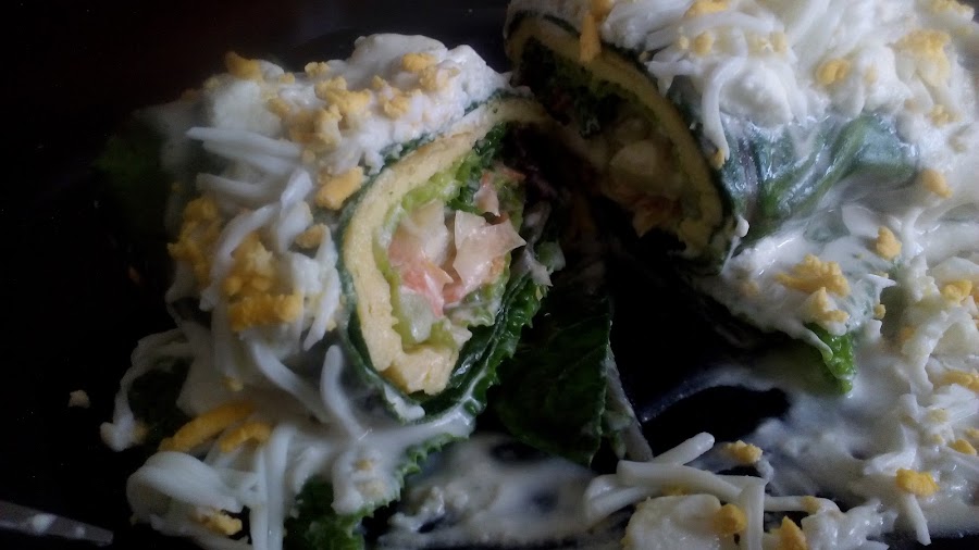 Corte de los rollitos vegetales.