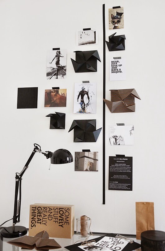 Zonas de trabajo en blanco, negro y madera