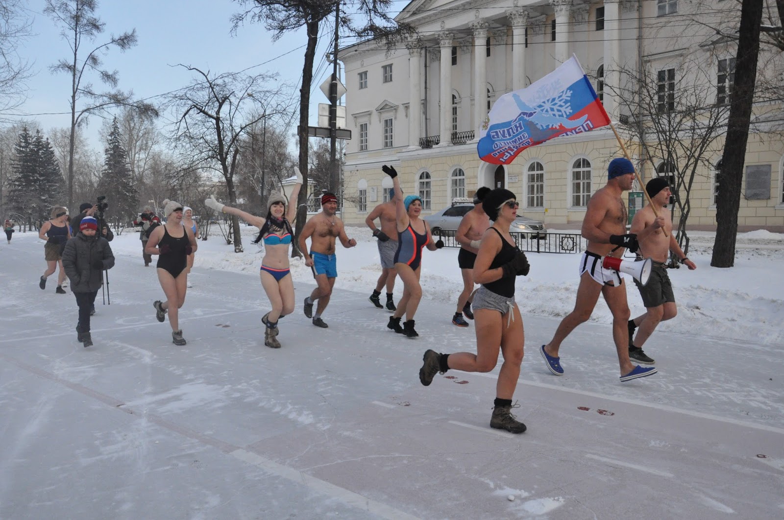 Бег в купальнике зимой
