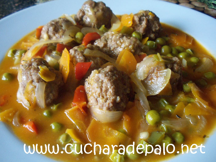 Cuchara de Palo ALBÓNDIGAS A LA JARDINERA EN OLLA EXPRÉSS