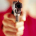 Anak Kecil Yang Menggenggam Revolver