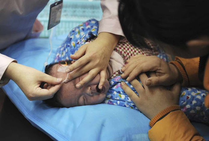 Criança com problemas respiratórios em Hefei, província de  Anhui
