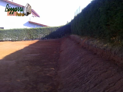 Terminando a terraplanagem do campo de futebol e iniciando o acerto de terra manual para poder fazer o plantio da grama esmeralda em casa em condomínio em Atibaia-SP.