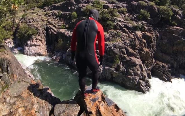 Arrepiante! Homem pula de penhasco para rio perigoso