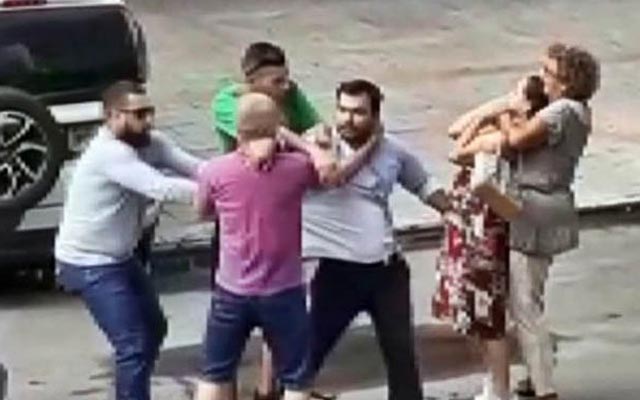 Idosa enforca mulher durante briga de trânsito; veja vídeo