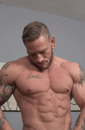 Chris muscles show on cam