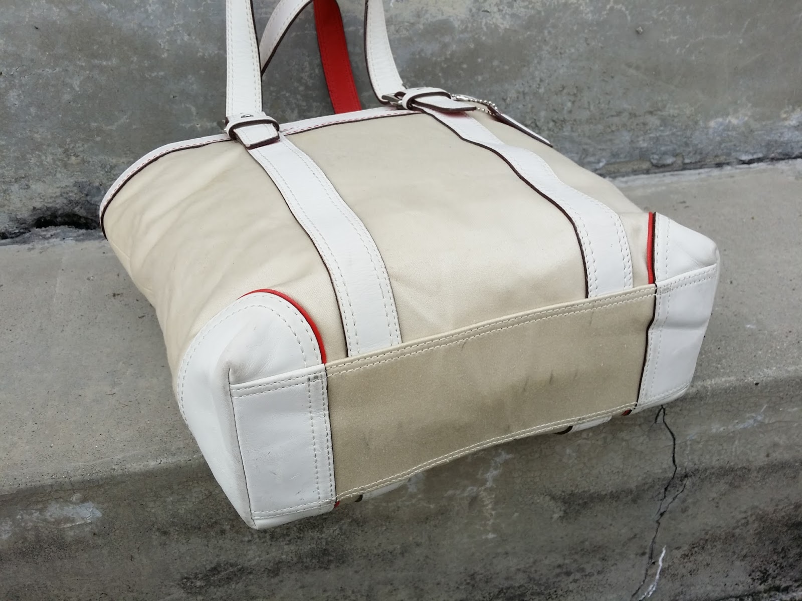 d0rayakEEbaG: Authentic Coach Cream Handbag(SOLD)