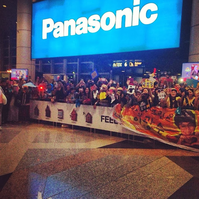 Malaysia fans welcome Lee Kwang Soo at the airport arrival exit.