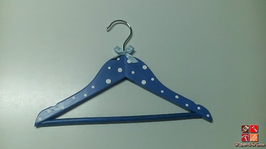 percha pintada a mano