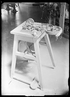 Alte Nähmaschine in einem Museum - Bild von einer alten Glasplatte - vermutlich nach 1950