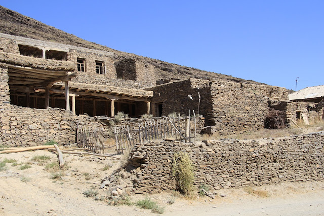 Ouzbékistan, Sentyab, maisons, pierres sèches, construction, © L. Gigout, 2012