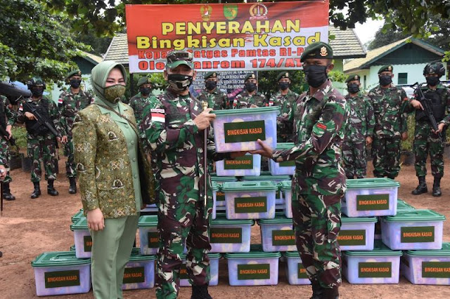Bangun Nawoko Bagikan Bingkisan Lebaran Kasad ke Pos-Pos Perbatasan Merauke Bangun Nawoko Bagikan Bingkisan Lebaran Kasad ke Pos-Pos Perbatasan Merauke