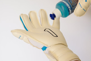 LaMiradaDelSuplente.Com: ¿Cómo lavar un guante?