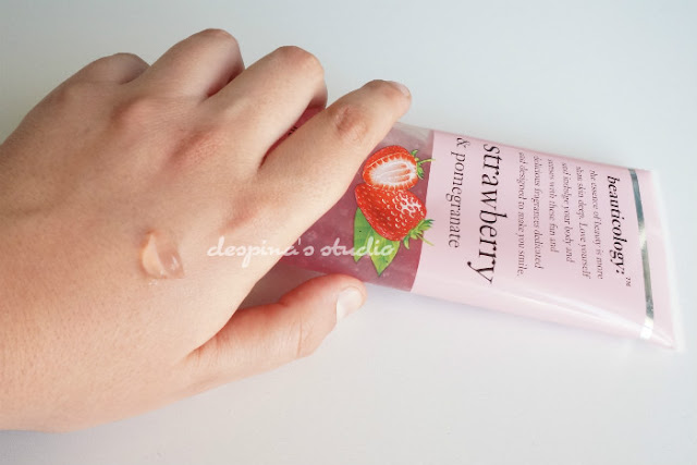 review  Strawberry and pomegranate shower scrub από Beautycology