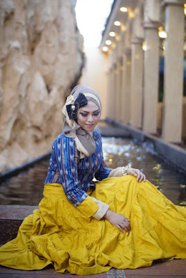 hunting foto model hijab cantik dengan gaya sendirian yang menarik