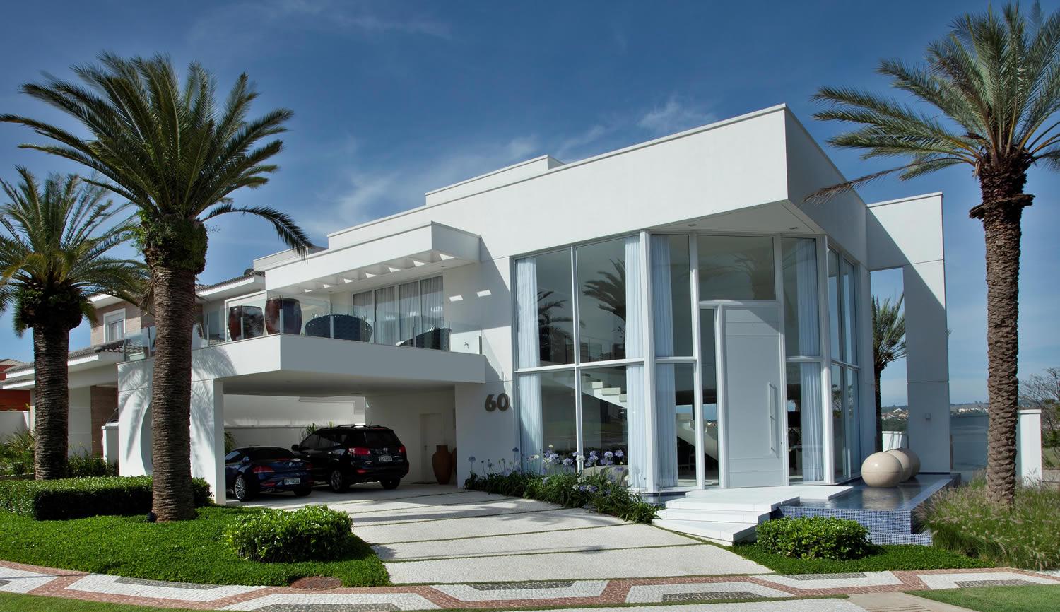 Fachada De Uma Casa Moderna Com Paredes Brancas E Janelas Escuras. Foto de  Stock - Imagem de cidade, arquitetura: 225508400