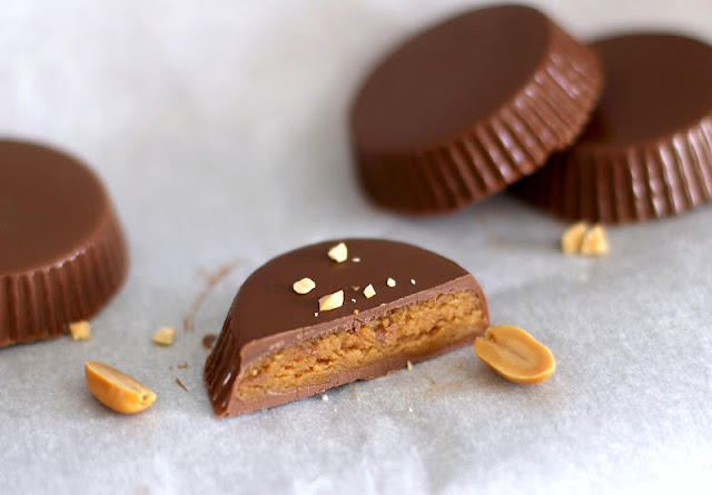 Like Reese's peanut butter cups? Then you'll LOVE these healthy, yet deliciously addictive, Canadian Peanut Butter Chocolate Cups with a hint of maple!