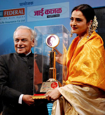 Rekha Receives First Smita Patil Memorial Award