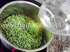 Supa de mazare cu galuste preparare reteta - turnam apa peste legume