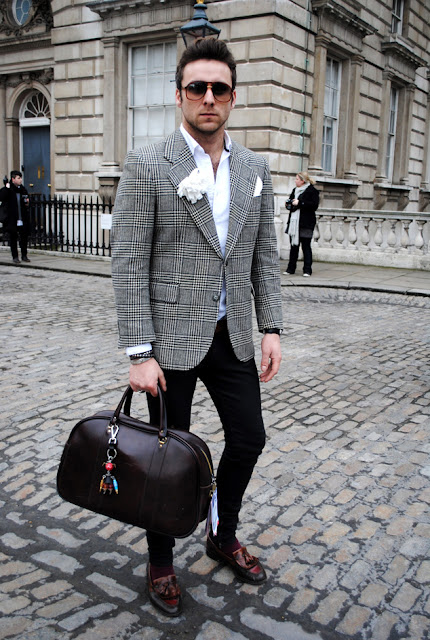 MY FASHION TRICKS: I love men that hold handbags!!!