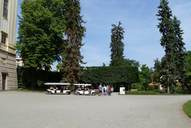 Kolejka turystyczna w Ogrodzie Pałacowym w Kromieryż